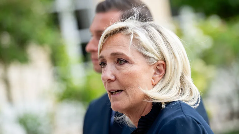Marine Le Pen poderá concorrer à Presidência, mas com tornozeleira, decide Justiça na França