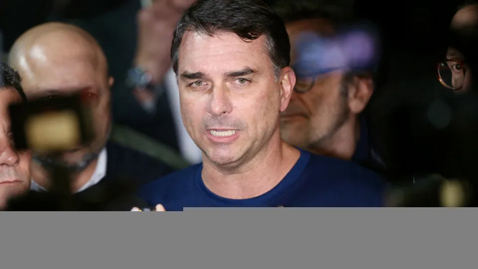 Flávio Bolsonaro chega aos Estados Unidos para audiência sobre tarifas