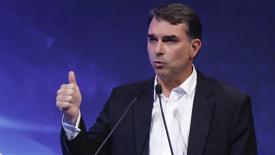 Flávio Bolsonaro reforça ofensiva no Ceará antes de decisão do PL sobre apoio a Ciro Gomes