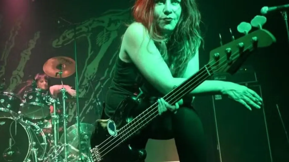 Morre Jennifer Finch, da banda L7, 5 dias após revelar câncer agressivo