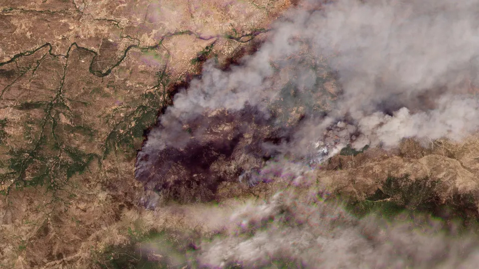 Imagens de satélite mostram antes e depois de incêndios na Espanha