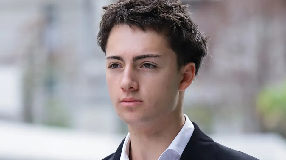 Francês de 19 anos é condenado por lamber canudo em Singapura