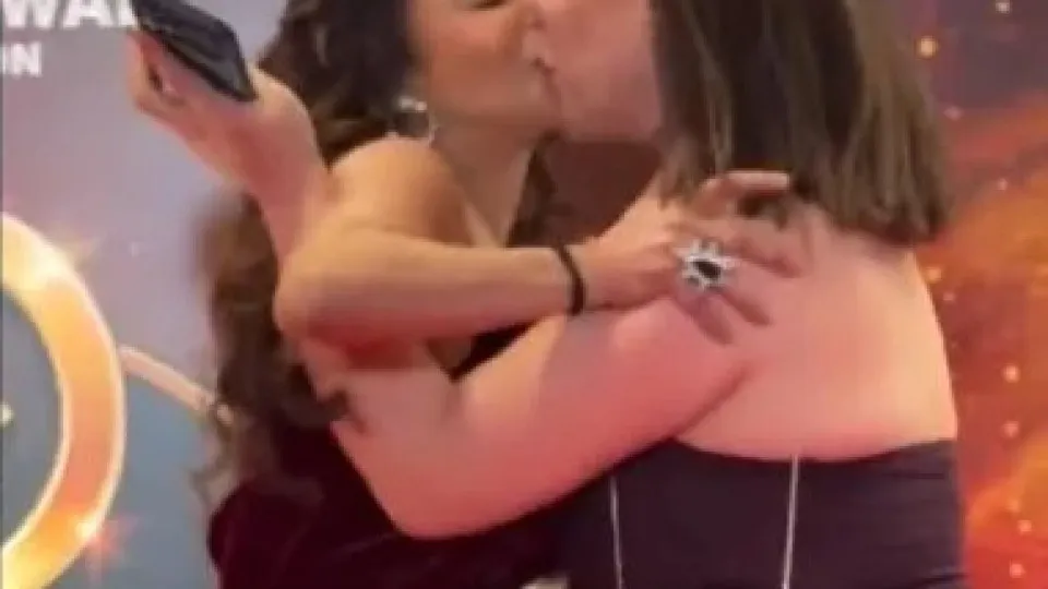 Atriz é agarrada e beijada à força por mulher em tapete vermelho na Índia