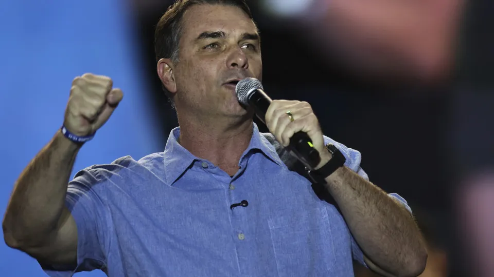 Flávio Bolsonaro tem filiação ao PL retomada pelo TSE após aparecer como filiado ao Missão