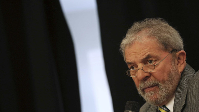 Lula é puxado por militante e cai durante comício em Bahia