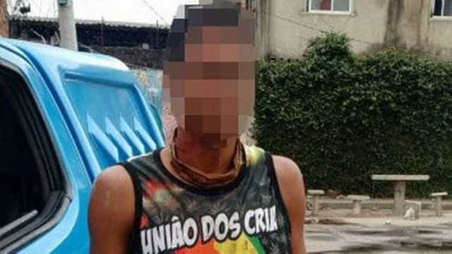 Policiais resgatam jovem que era torturado em comunidade do Rio