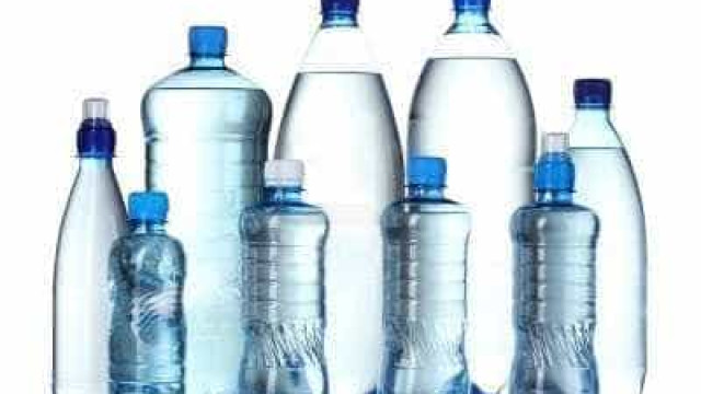 É seguro reutilizar a garrafa plástica de água?