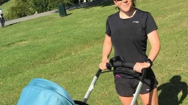 Mãe bate recorde mundial de maratona empurrando carrinho de bebê