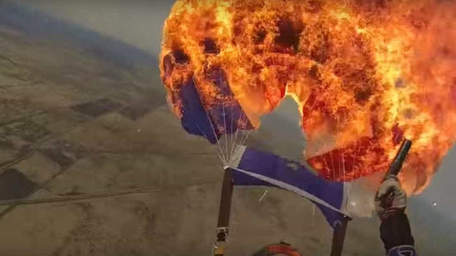 Caçadora de emoções, mulher incendeia o paraquedas durante salto
