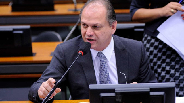 Relator do Orçamento confirma corte de R$ 10 bilhões no Bolsa-Família