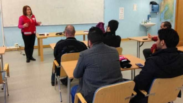 Após ataques sexuais, aulas ensinam migrantes a tratar mulheres