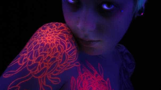 10 tatuagens 'UV' que brilham sob luz negra