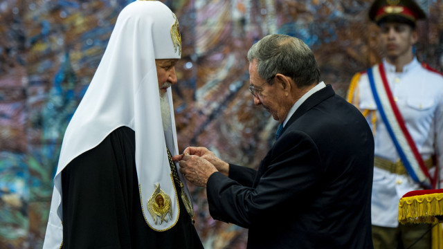 Raúl Castro condecora patriarca russo com a mais alta distinção cubana