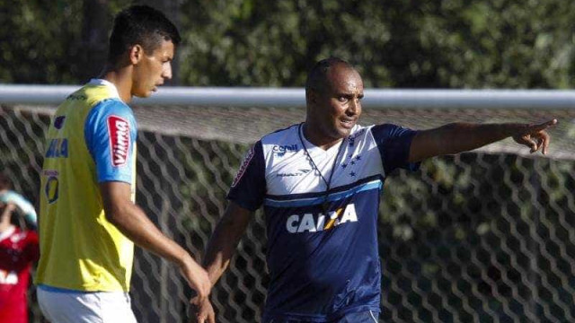 Sem lateral Fabiano, Deivid adia definição do time titular do Cruzeiro