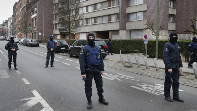 Polícia belga faz buscas em Molenbeek: o "celeiro de terroristas na Europa"