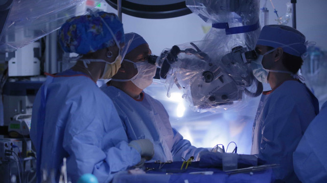 Médicos dos EUA fazem transplante de órgãos infectados com HIV