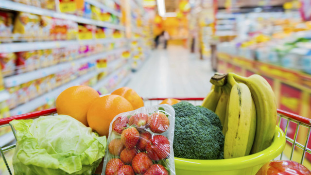 Supermercado vende produtos vencidos pela metade do preço