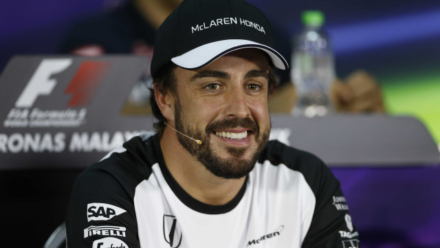 Alonso é aprovado em exames médicos e liberado para voltar 