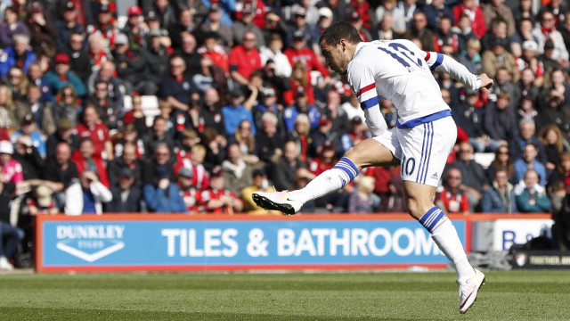 Com dois de Hazard, Chelsea goleia no Inglês; Liverpool só empata