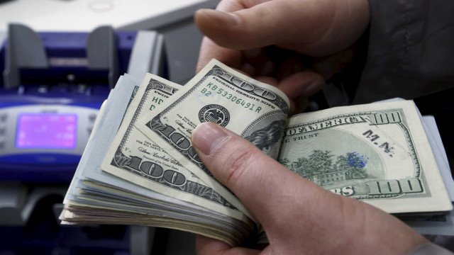 Dólar fecha semana em alta após informação 
de juros nos EUA