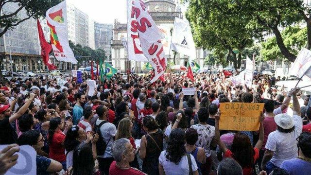 Manifestantes fazem protesto contra Temer no Rio