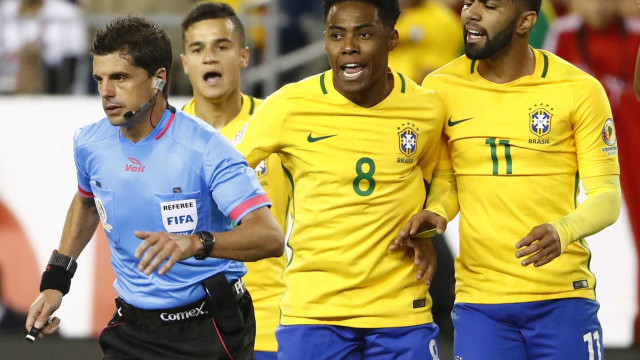 Brasil leva gol de mão do Peru e é eliminado da 
Copa América