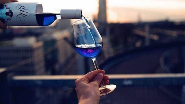 Empresa lança vinho azul tingido com corante do jeans