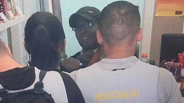 Homem com "problemas mentais" mantém refém em loja na Av. Paulista