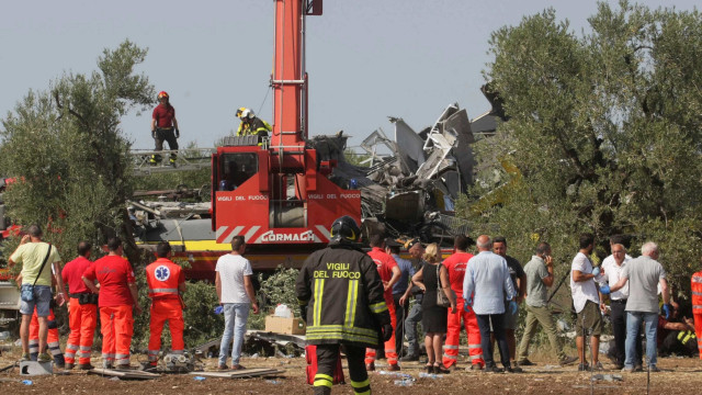 Veja imagens do acidente de trem 
que matou 23 pessoas na Itália