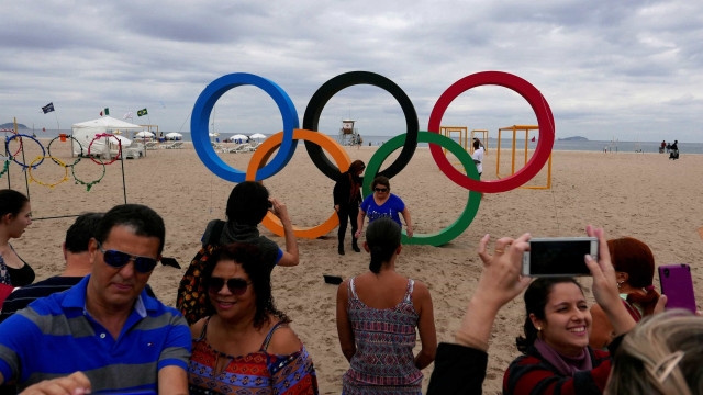 Anéis olímpicos atraem público e fila para 
fotos chega a 15 minutos