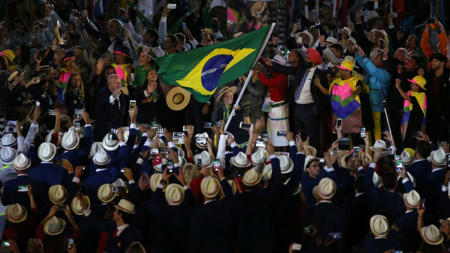 Delegações desfilam na
 cerimônia de abertura no Maracanã