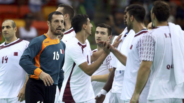 Craques e técnico estrangeiros 
levam Qatar à 1ª vitória no handebol