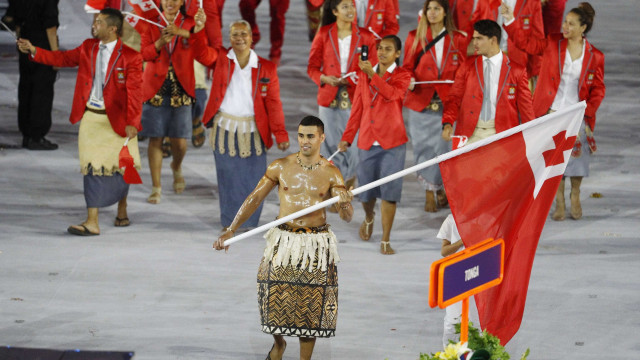 Porta-bandeira do Tonga explica uso do traje e corpo besuntado