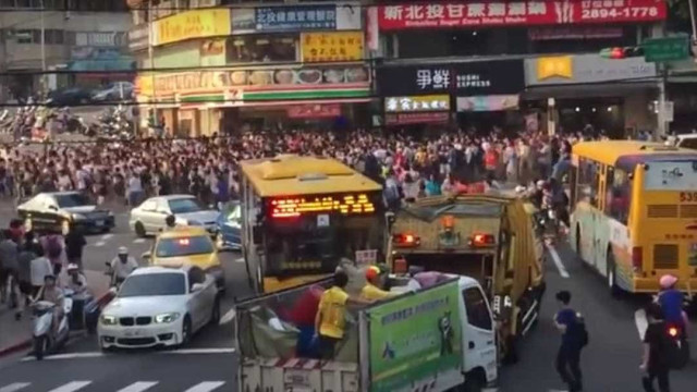 Caos: multidão sai às ruas de Taipei para caçar Pokémon raro