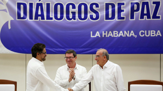 Colombianos celebram passo histórico para acordo de paz com Farc