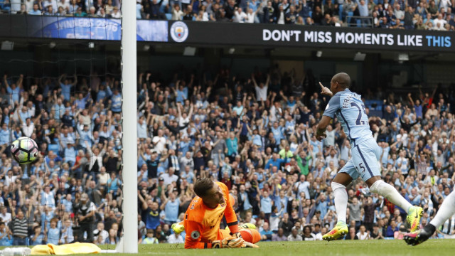 Fernandinho marca e Manchester City vence terceira no Inglês
