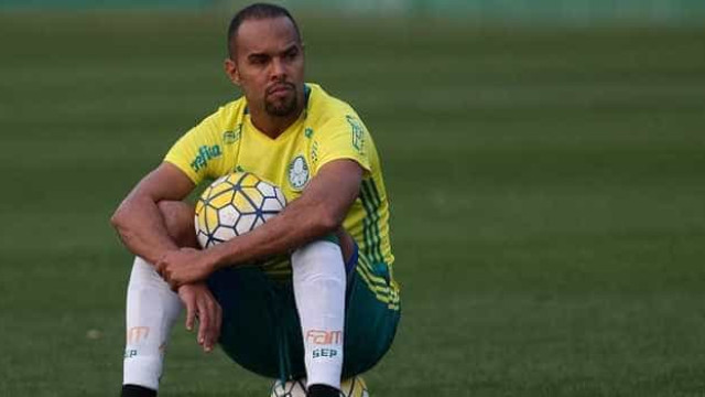 Cuca poupa titulares na Copa do Brasil 
e volta a relacionar Alecsandro