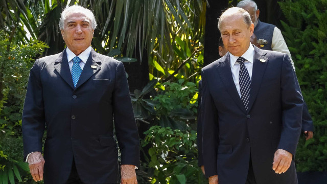 Putin evita reunião oficial com Temer 
e questiona PEC 241
