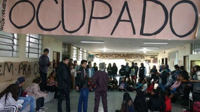 Acordo prevê desocupação 
de 500 colégios no Paraná