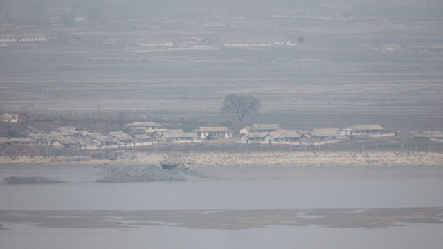 Fuzileiro Naval da Coreia do Sul mata três 
companheiros e fere dois