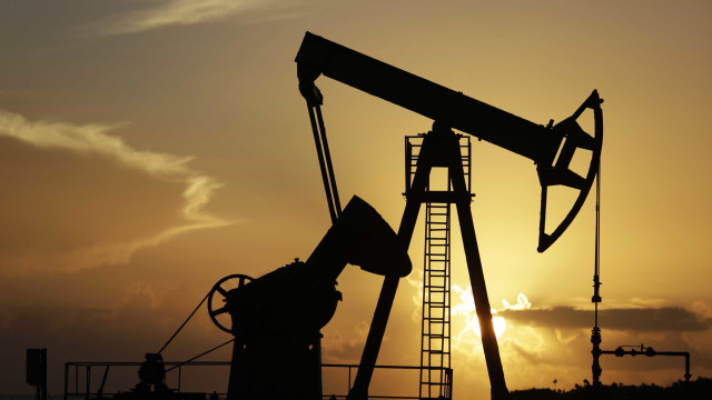 Países decidem reduzir produção de petróleo e forçar alta dos preços