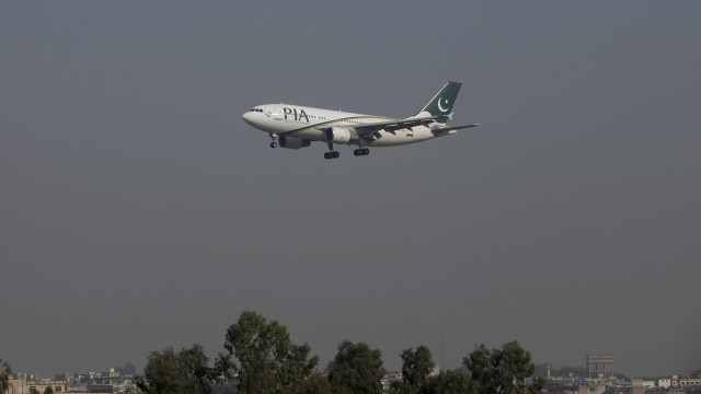 Avião com 47 passageiros cai no Paquistão