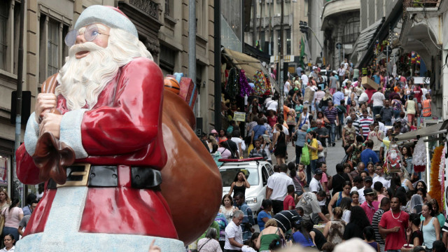 Vendas de Natal recuam 4%, segunda maior queda medida pela Serasa