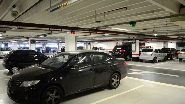 Shoppings pagarão multa se cobrarem estacionamento de clientes em BH