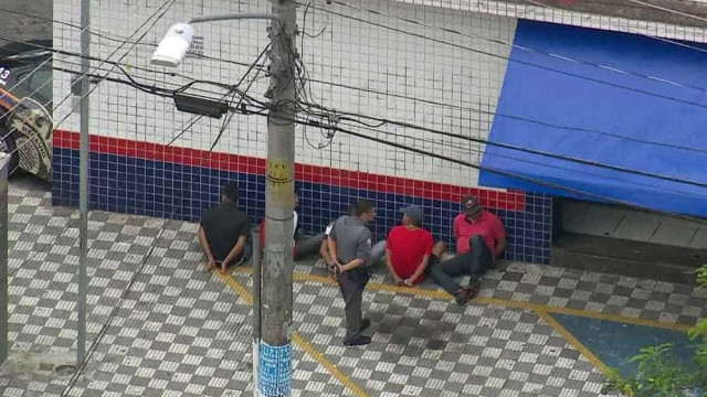 Bandidos assaltam Casas Bahia e fazem reféns em São Paulo