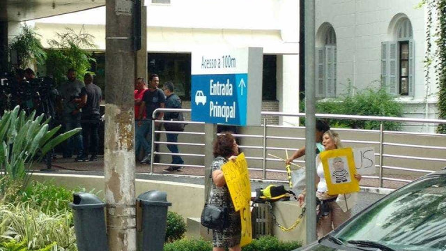 Mulheres protestam contra Lula e dona Marisa em frente a hospital