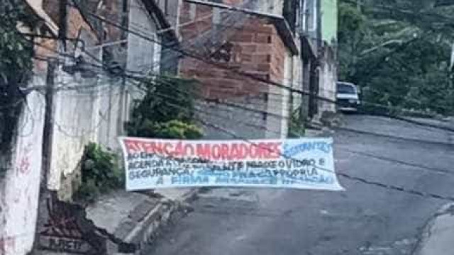 Bandidos colocam faixa com regras para entrar em comunidade no Rio