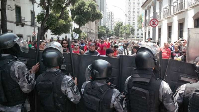 Servidores do Rio marcam protesto na volta ao trabalho da Alerj