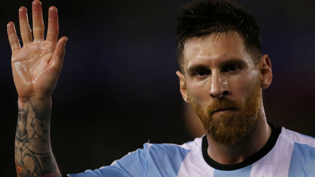 Messi pega 4 jogos de suspensão por xingar bandeirinha brasileiro