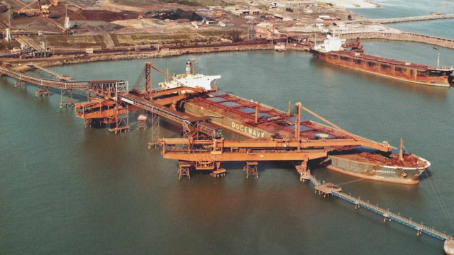 Navio de minério de ferro afunda com 22 tripulantes no Uruguai